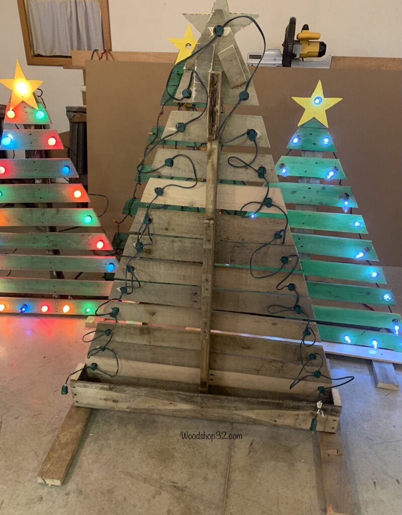 backside DIY pallet Christmas trees with lights
